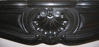 détail de cheminée en marbre noir 