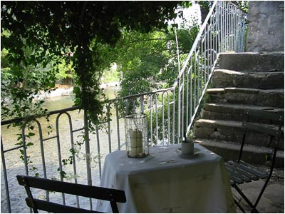 terrasse en pierre, balustres en fer forg, tonnelle, 